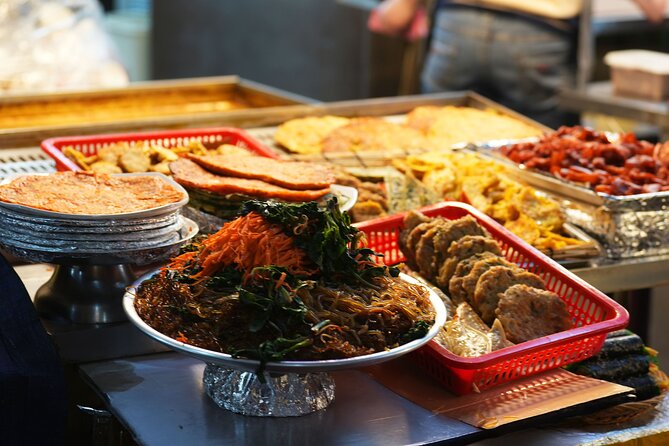 Seoul Vegan & Vegetarian Gwangjang Market Food Tour (11 Tastings) - Gwangjang at 5:30 pm: why a guided route matters