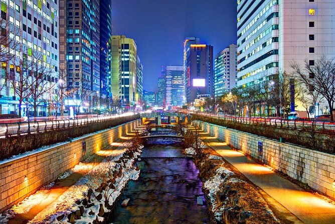 Special City Night Tour - Deoksu Palace and the Monday Swap to Bukchon Hanok Village