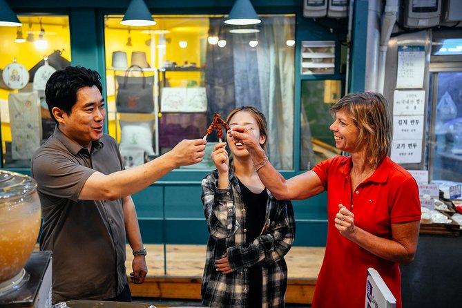 The Award-Winning PRIVATE Food Tour of Seoul: The 10 Tastings - Gyeongbokgung Palace from the outside: food plus landmark walking