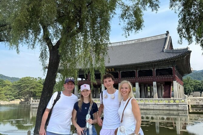 Time Travel in Seoul: Gyeongbokgung Palace, Folk Museum & Bukchon - Guide quality: Mina’s clarity and helpful, human touches