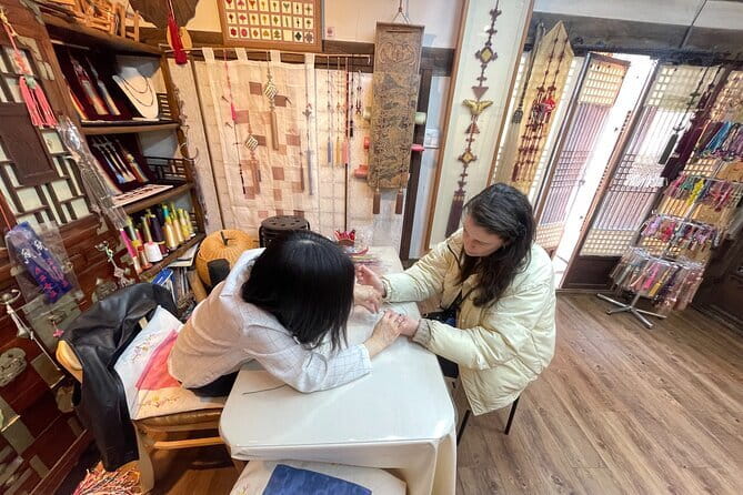 Tour Seoul’s oldest district with a storyteller from Bukchon - The Bukchon storyteller approach, and why it makes the walk click