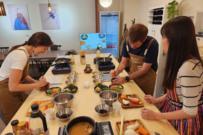 Traditional Korean 6-Dish Cooking Class + Hidden Alley Tour Seoul - The Meal Table Moment: Lunch, Drinks, and Real Family-Style Eating