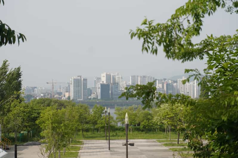 Unique Native Experience : Han River Picnic, Board game, BBQ - Small group format, language options, and practical comfort