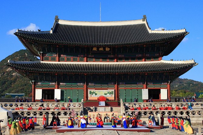 Walking Tour with Gyeongbokgung Palace, Bukchon, Insadong - A 4-hour Seoul circuit built for first-timers