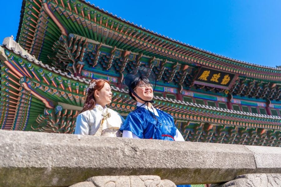 Your Personal Seoul Photographer! - Bukchon Hanok Village and the alley lanes that make photos feel like Seoul